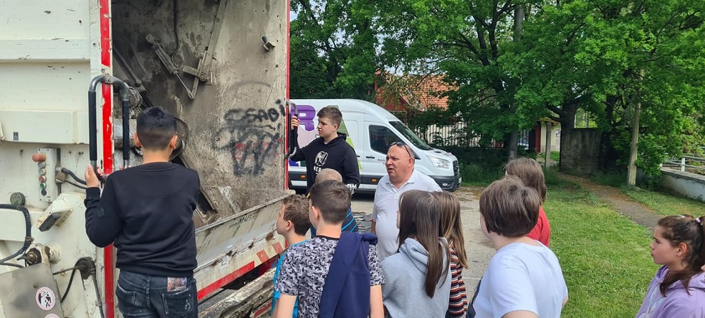 Társaságunk munkatársa a szelektív a hulladéktömörítős gépjárművet (kukásautót) mutatja be nyolcadikos osztályos diákoknak