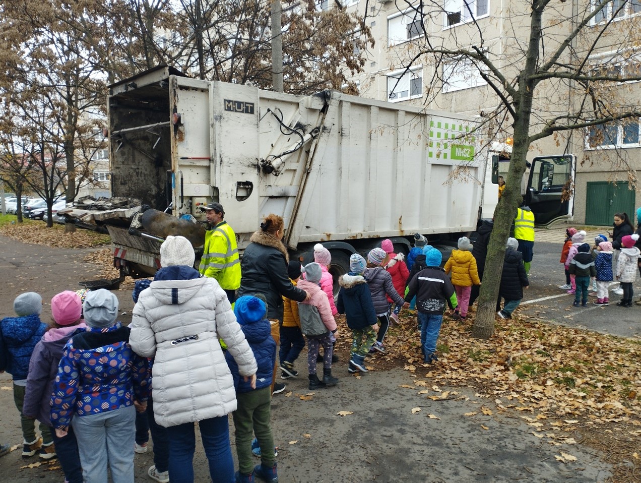 Óvodások ismerkednek a kukásautóval 