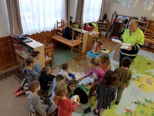 Társaságunk környezeti személetformálást végző munkatársa, Rásky Miklós, a gyorséttermi láncok hulladékait mutatja be a gyerekeknek.