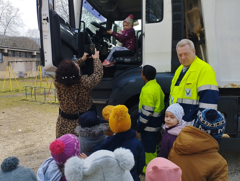 Ovisok ismerkednek a kukásautóval