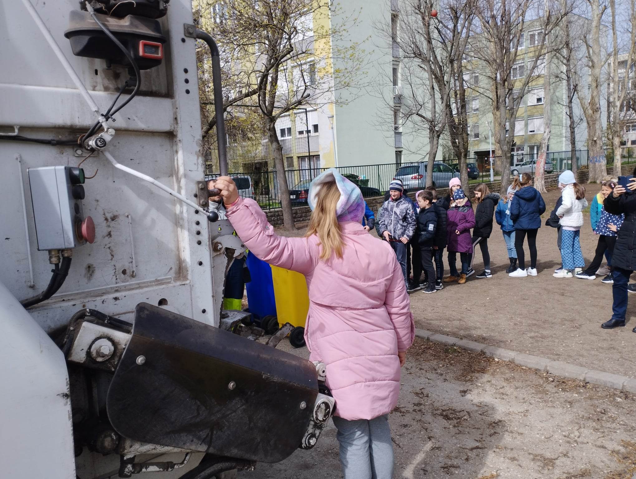 Ismerkedés a kukásautó működésével