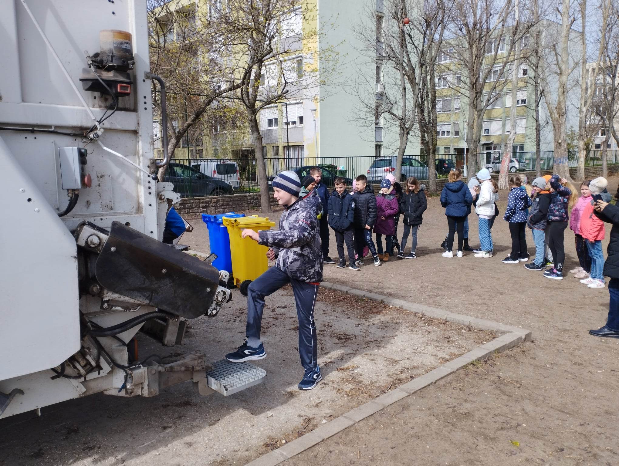 Ismerkedés a kukásautó működésével
