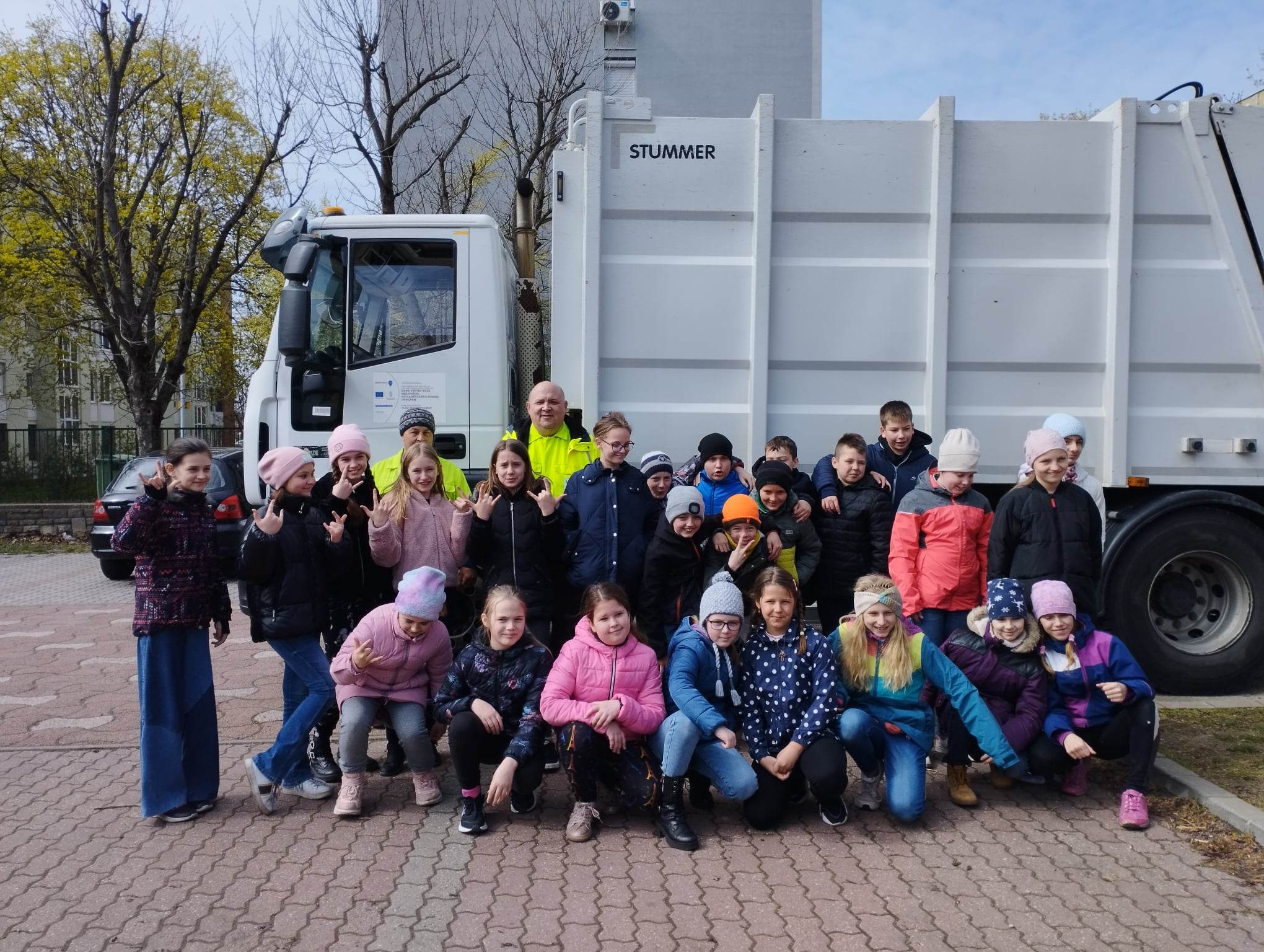 Osztály csoportkép a kukásautó előtt