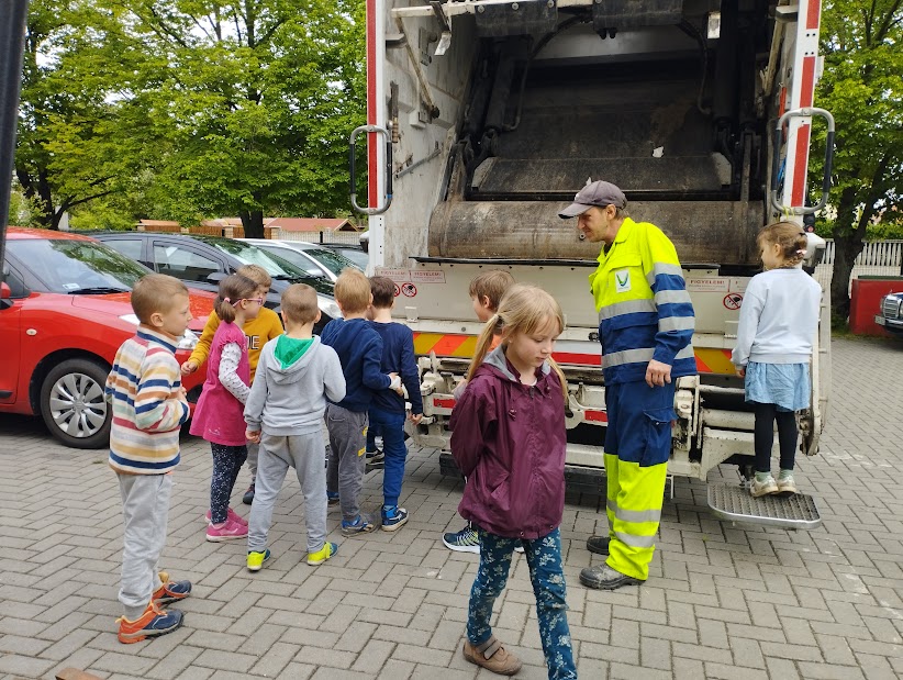 3.)	Budakalászi óvodások ismerkednek a kukásautóval
