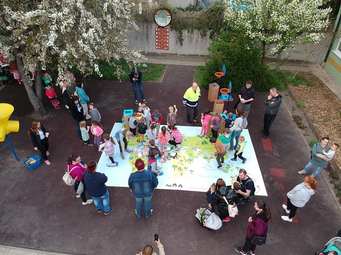 Közös játék keretében takarították gyerekek és felnőttek a Földet – drónfelvétel