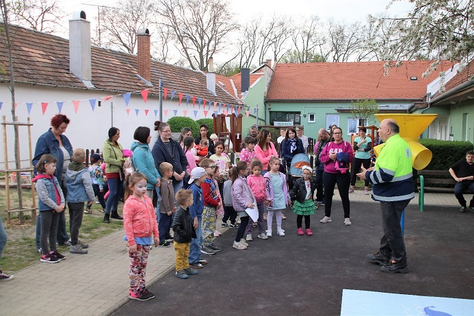 Tásaságunk környezeti szemléletformálásért felelős munkatársa ismerteti a hulladékgazdálkodás alapjait