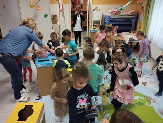 Az óvodások közösen tisztították meg a Földet a hulladékoktól