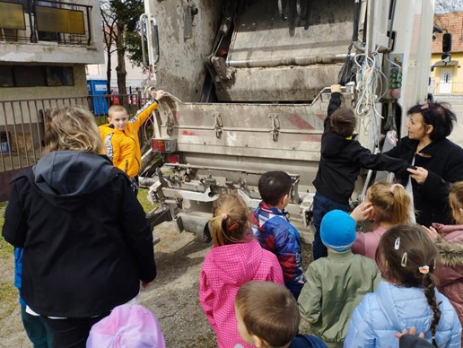 Ismerkedés a kukásautóval