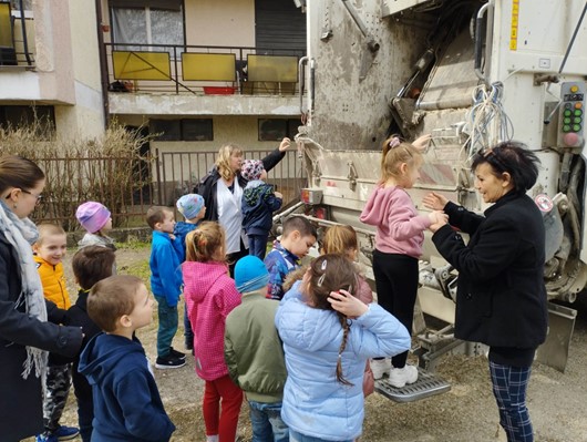 Pár percre az óvodások valódik kukások lettek