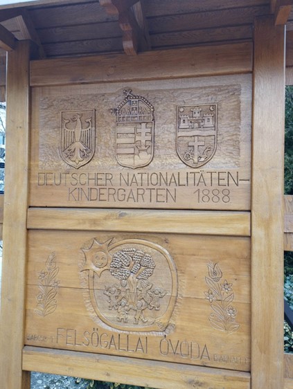 A Felsőgallai Óvoda faragott táblája