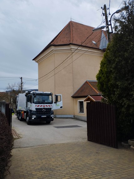 Megérkezett a kukásautó a felsőgallai óvodához