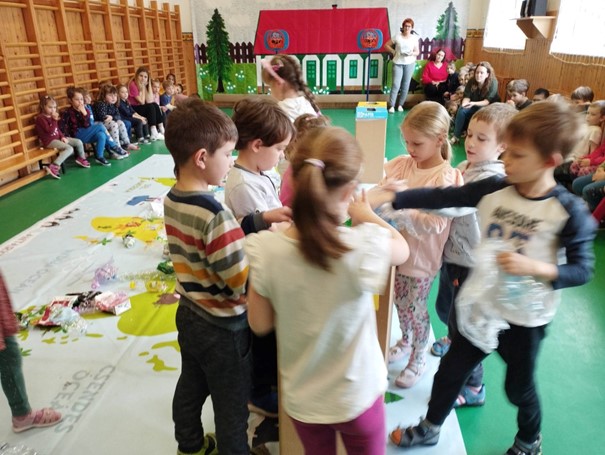 Óvodások tisztítják meg a Földet a szelektív hulladéktól