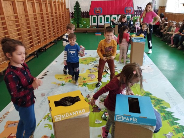 Óvodások tisztítják meg a Földet a szelektív hulladéktól