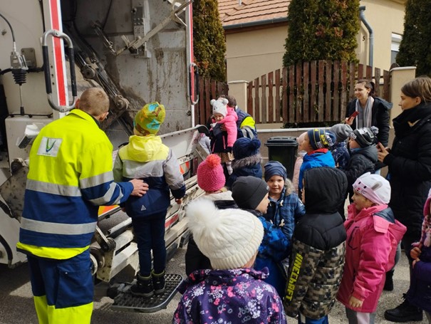 Ismerkedés a kukásautóval