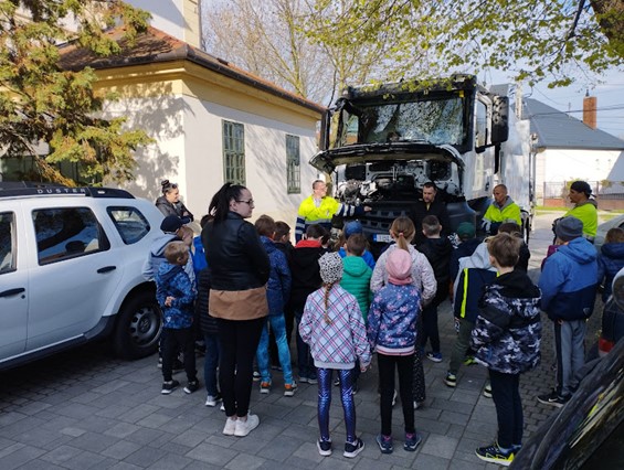 Munkatársaink mutatják be a modern kukásautó működésété a gyerekeknek