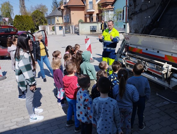 Ismerkedés a kukásautóval