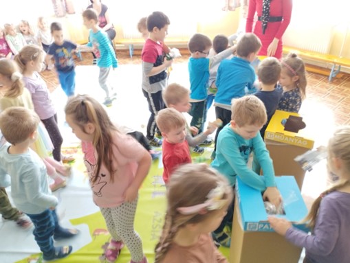 A tarjáni óvodások játékosan tanulják a szelektív hulladékválogatást