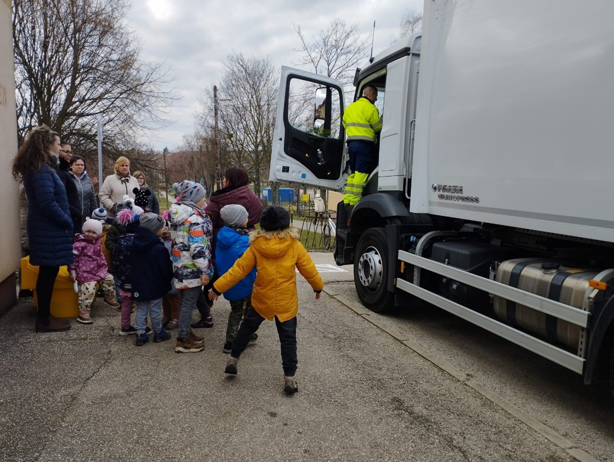 Ismerkedés a kukásautó vezetőfülkéjével