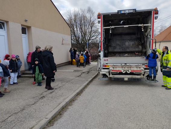 Ismerkedés a kukásautó ürítőszerkezetével