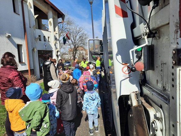 Ismerkedés a kukásautó működésével