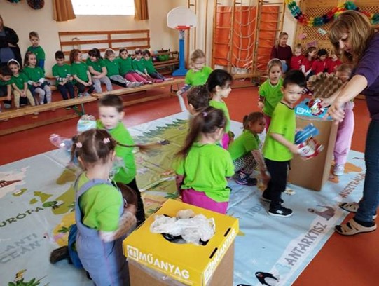Minden hulladékot a megfelelő helyre! Szelektív kukába gyűjtik a gyerekek a szelektív hulladékot