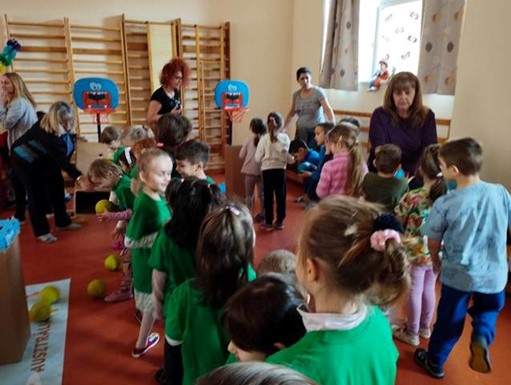 Izgalommal várják az óvodások, hogy sorra kerüljenek a szelektív kosárlabdajátékban