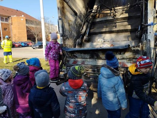 Kukásnak lenni jó! Gyerekek a kukásautó fellépőjén
