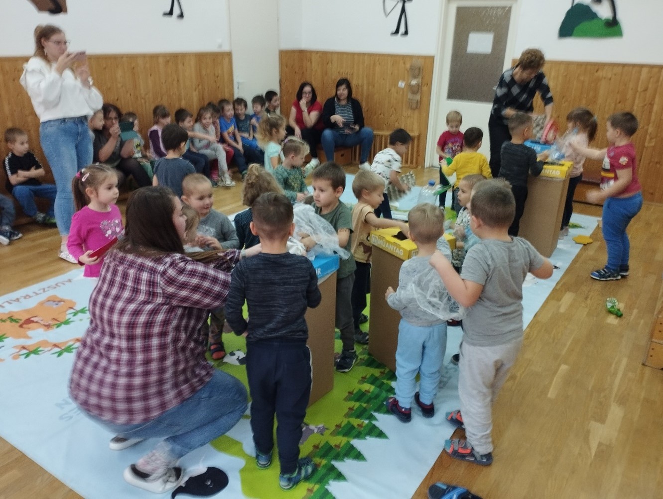 A komáromi Csillag Óvoda óvodásai közösen tisztították meg a szeméttől a Földet egy játék keretében 