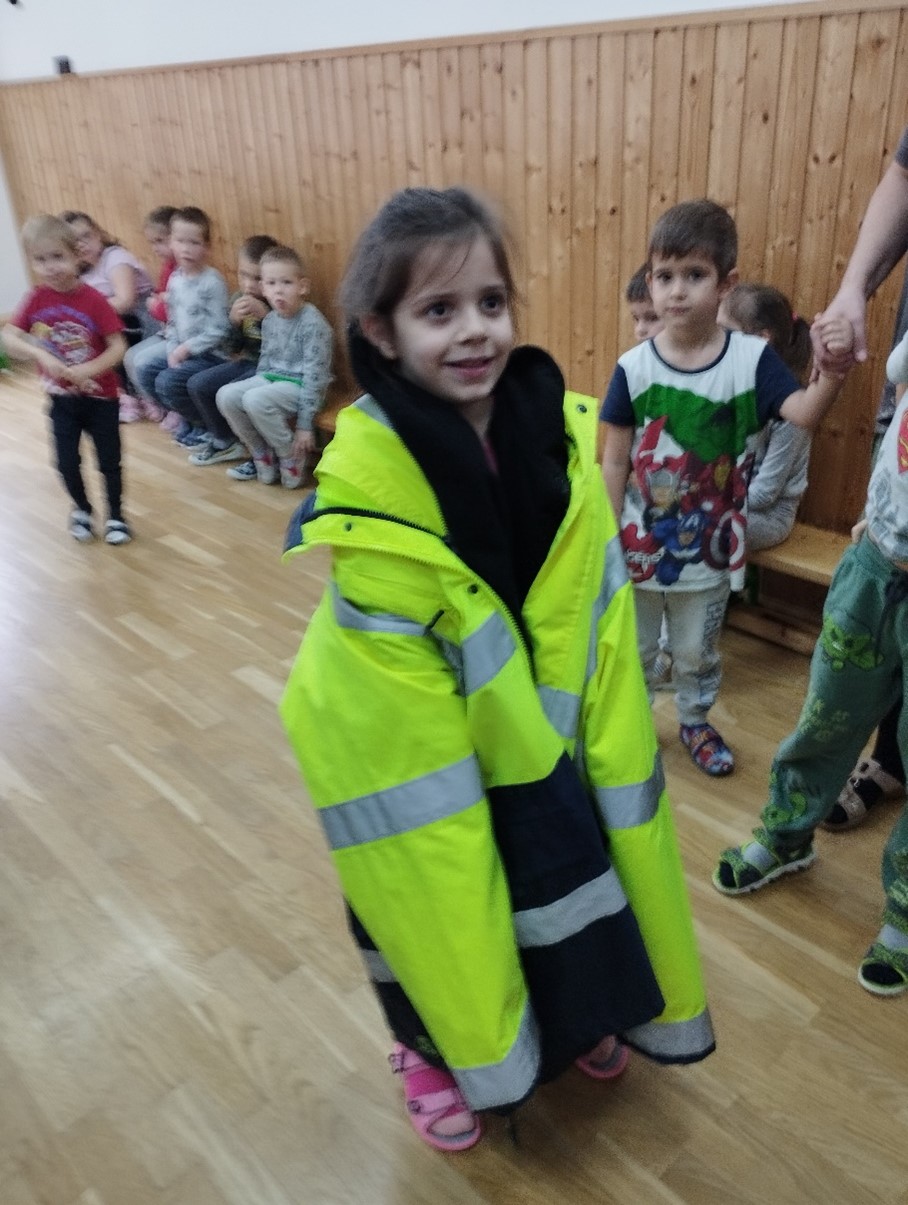 Az óvodások felpróbálhatták a kukások téli ruházatát